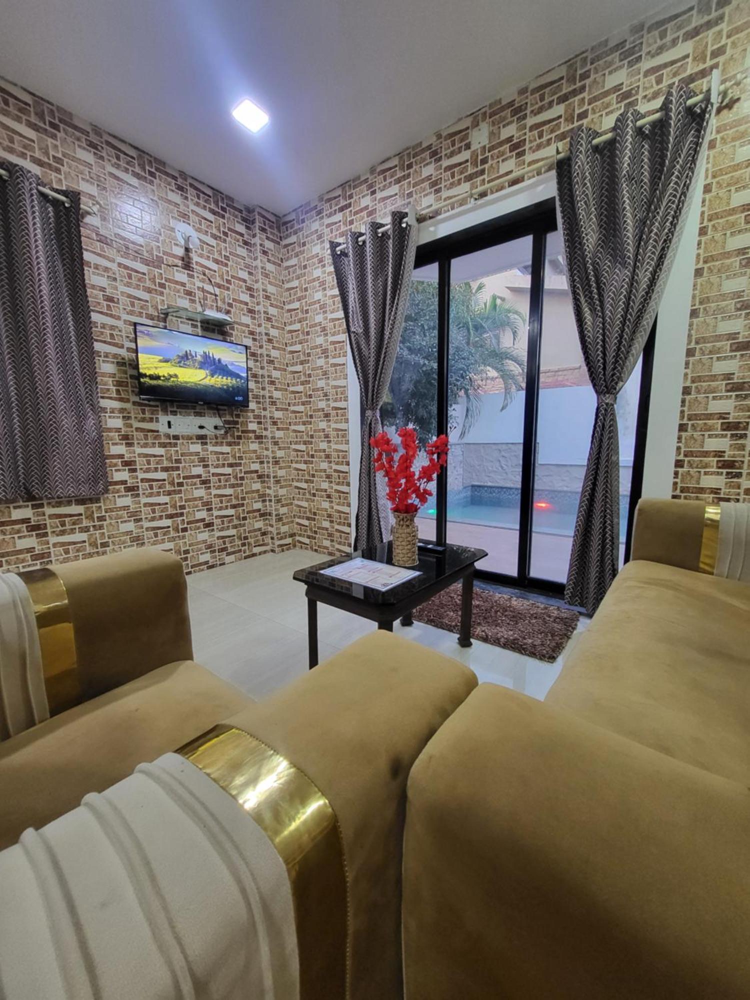 The Perfect Stays Para Disco Big Pool Cricket Turf Villa Lonavala Esterno foto